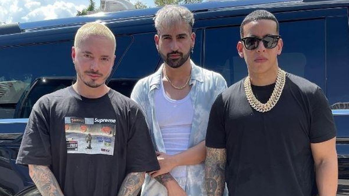 Emir Abdul (centro) junto a Daddy Yankee (derecha) y J, Balvin (izquierda)