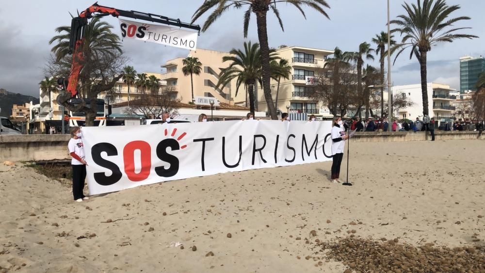 Ganz Mallorca ist voll mit SOS-Turismo-Bannern
