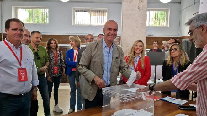 El candidato del PSOE a la Alcaldía de Sevilla y actual alcalde, Antonio Muñoz, vota en el IES San Isidoro.