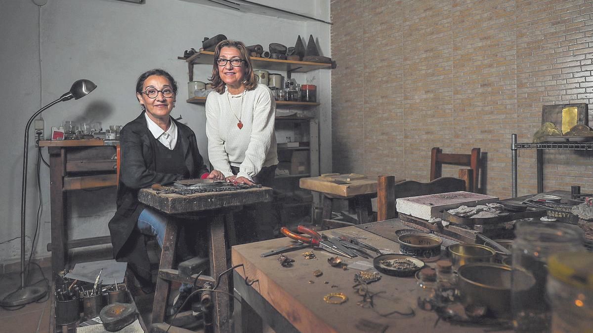 Carmen y Elena Santamaría, en el taller de Santamaría Orfebres.