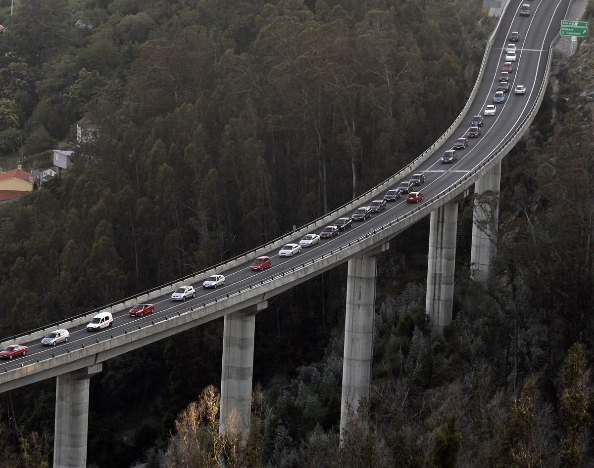 Panorámica de colas de vehículos cuando la autovía era corredor de dos carriles en cada sentido.