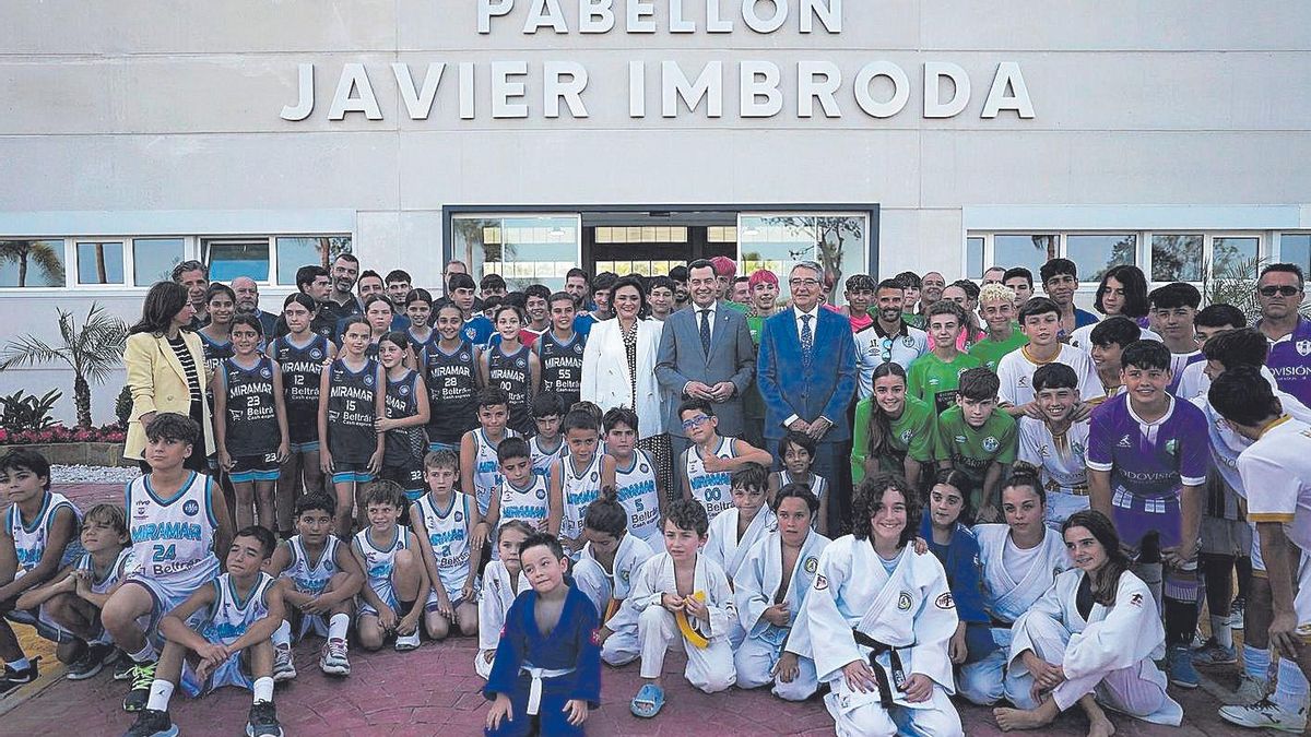 El presidente de la Junta de Andalucía, Juanma Moreno, ha inaugurado este lunes, junto al presidente de la Diputación malagueña, Francisco Salado, y la alcaldesa de Torremolinos (Málaga), Margarita del Cid, el pabellón deportivo 'Javier Imbroda'.
