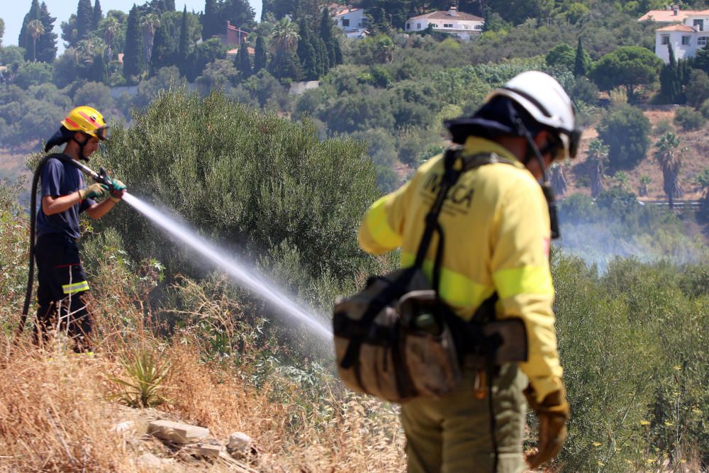 Un incendio en Torremolinos corta la A-7 y colapsa la MA-20