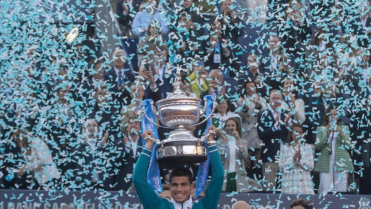El tenista murciano levanta el último trofeo Conde Godó, el pasado abril.