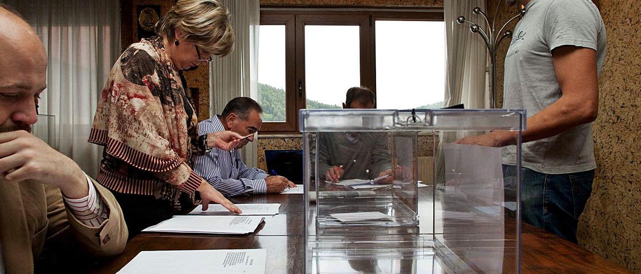 Unas pasadas elecciones en la sede de la cofradía de pescadores.