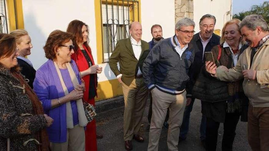 Mercedes Fernández y Mariano Marín acuden a la espicha del PP