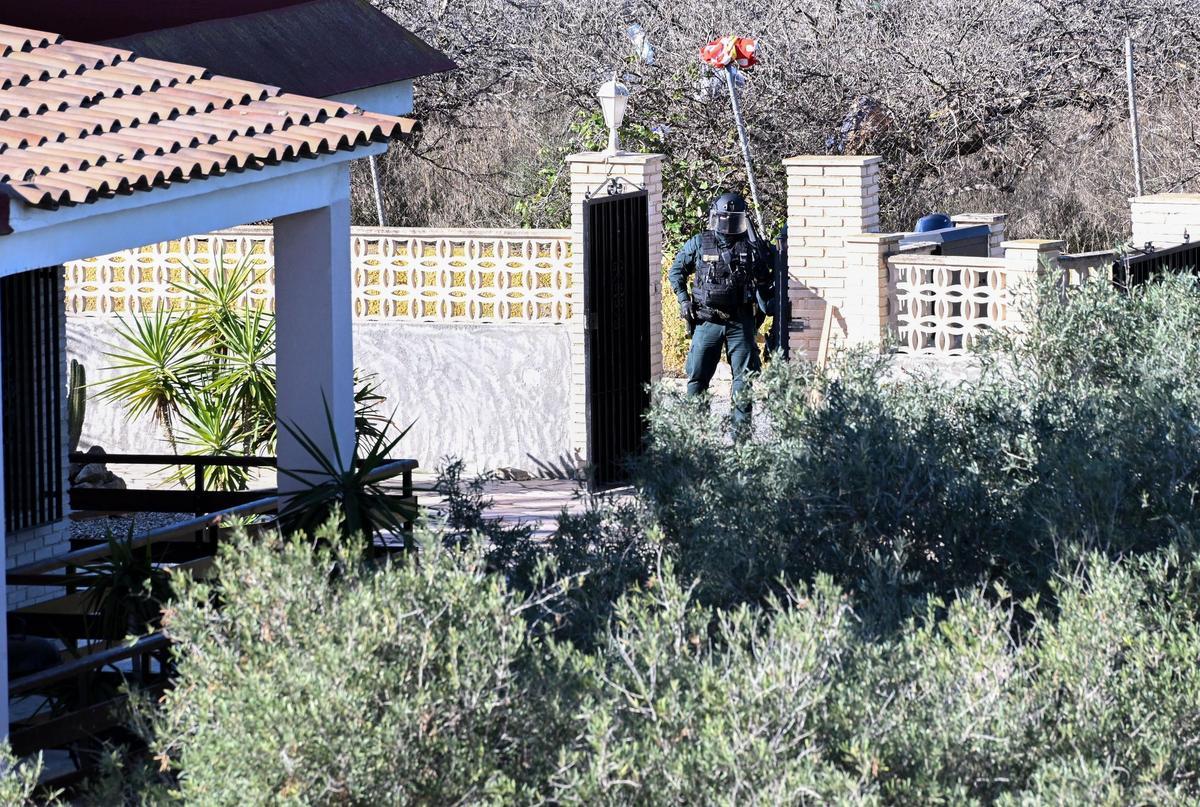 Un doble crimen mantiene acordonada una urbanización de Elche con un implicado atrincherado