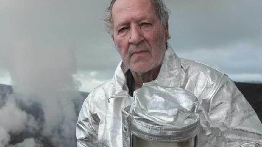El realizador Werner Herzog, ataviado para acercarse a un volcán.