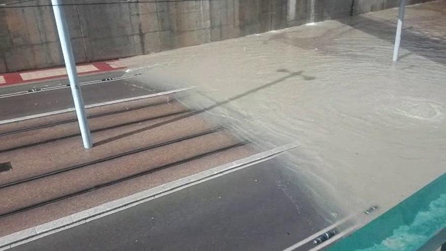 El agua inunda las vías del tranvía en Parque Goya