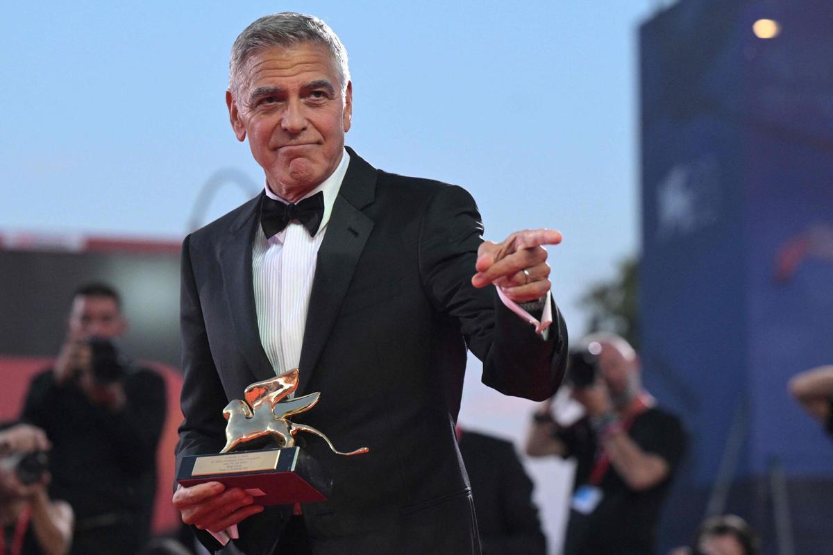 El actor y cineasta estadounidense George Clooney posa tras recibir el León de Oro