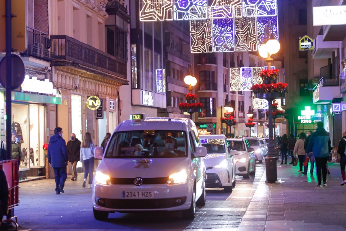 Los taxistas de Córdoba pasean a los mayores por el centro de Córdoba para que disfruten de la iluminación de Navidad