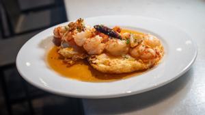 Los huevos con gambas al ajillo de Kiosko Universal.