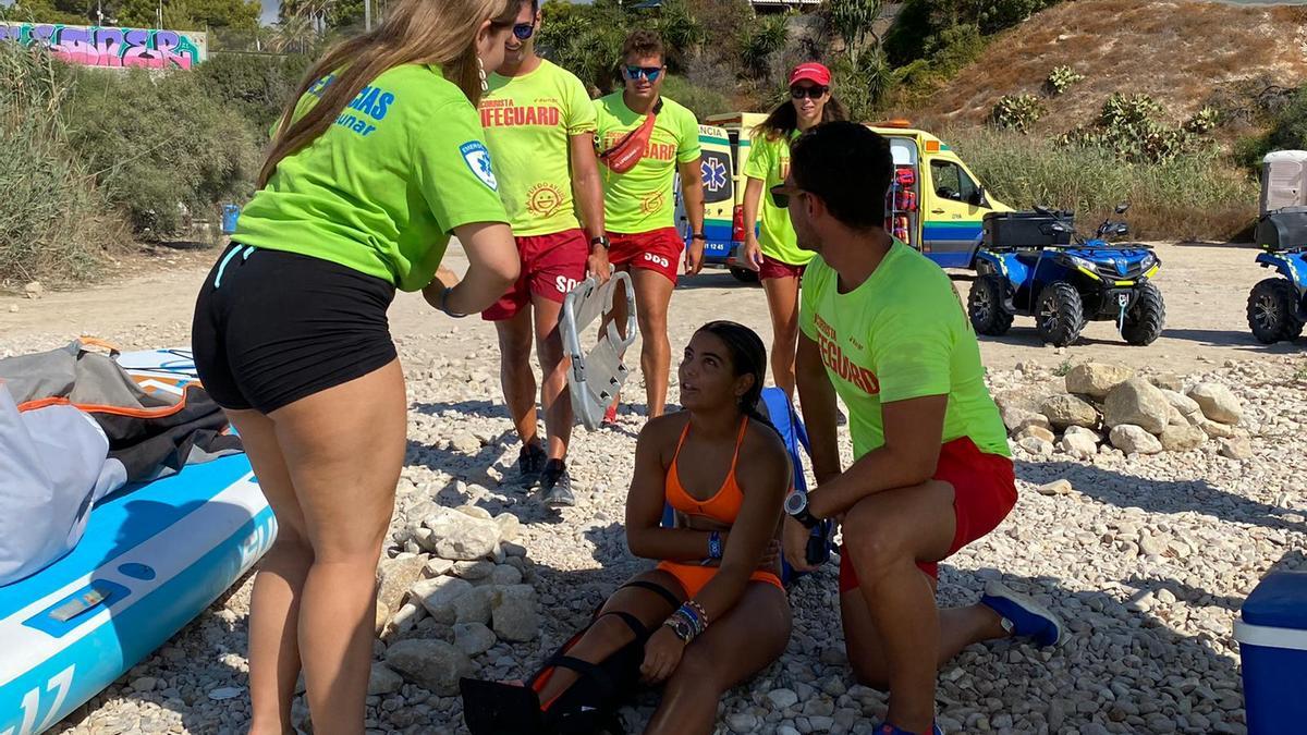 Los socorristas participan en un simulacro en Cala Amerador.