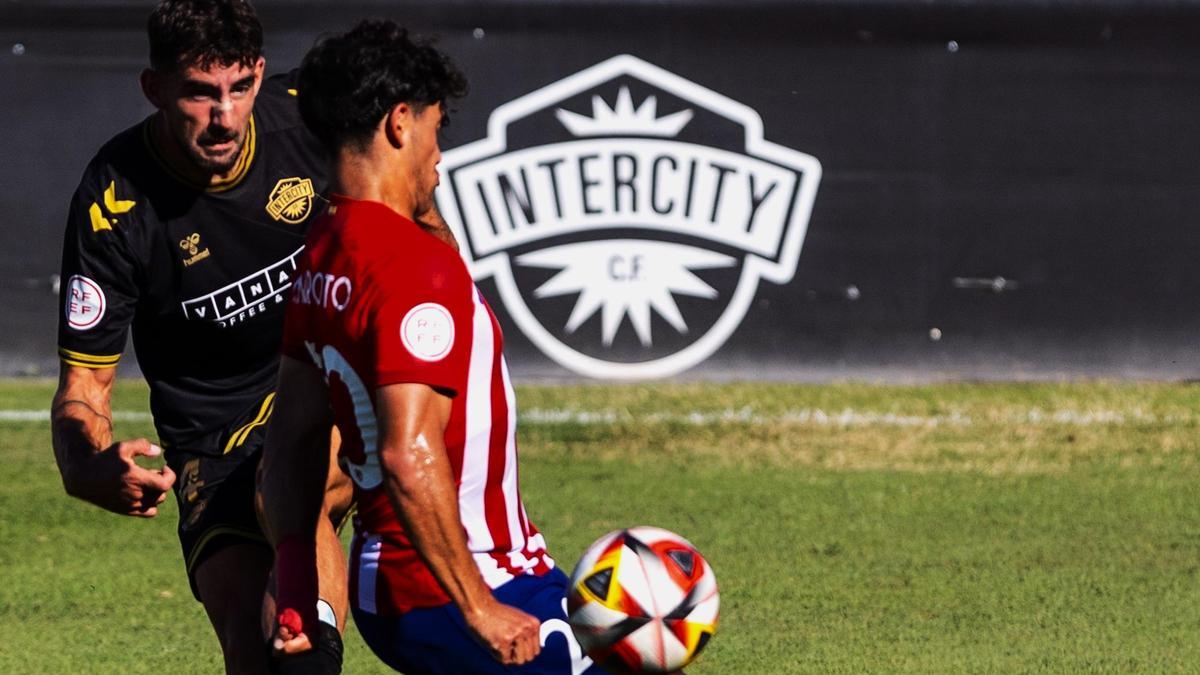 Eneko Undabarrena defiende durante el Intercity-Atlético Madrileño jugado en Alicante.