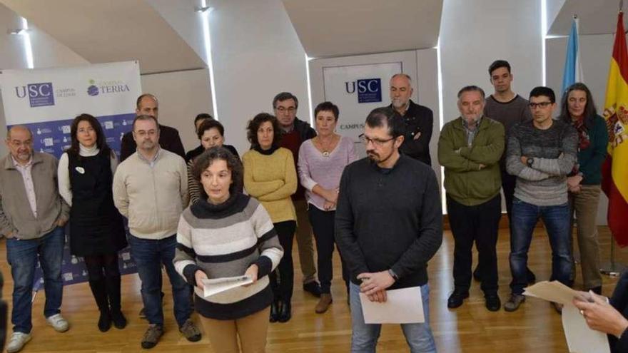 Profesores de la Universidade de Santiago presentan su manifiesto en el campus de Lugo.