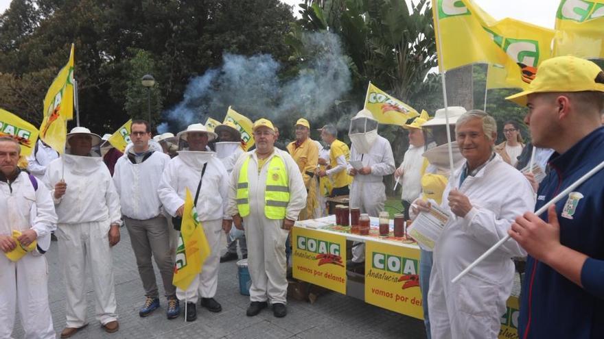 Apicultores, ayer en la concentración de Málaga.