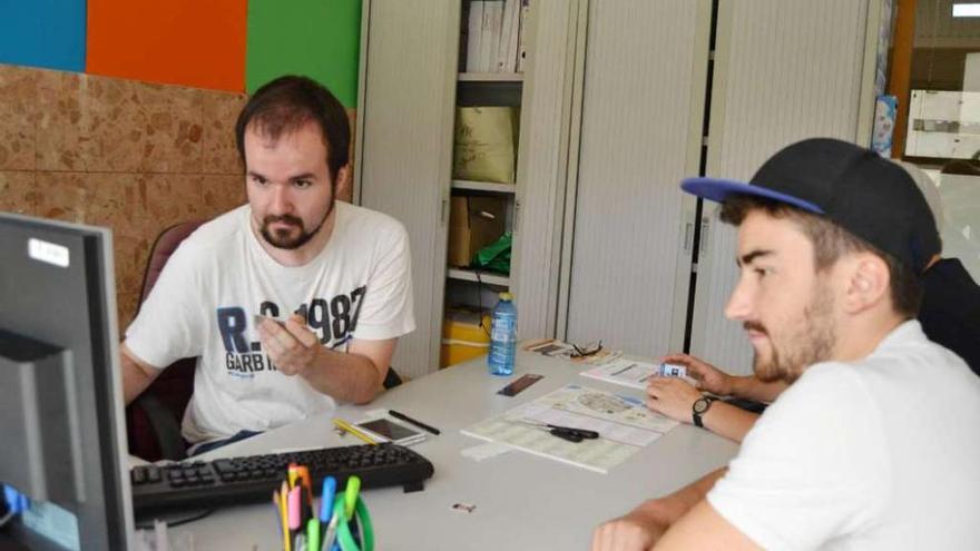 Unos alumnos se informan en el local de la Erasmus Student Network del campus pontevedrés.