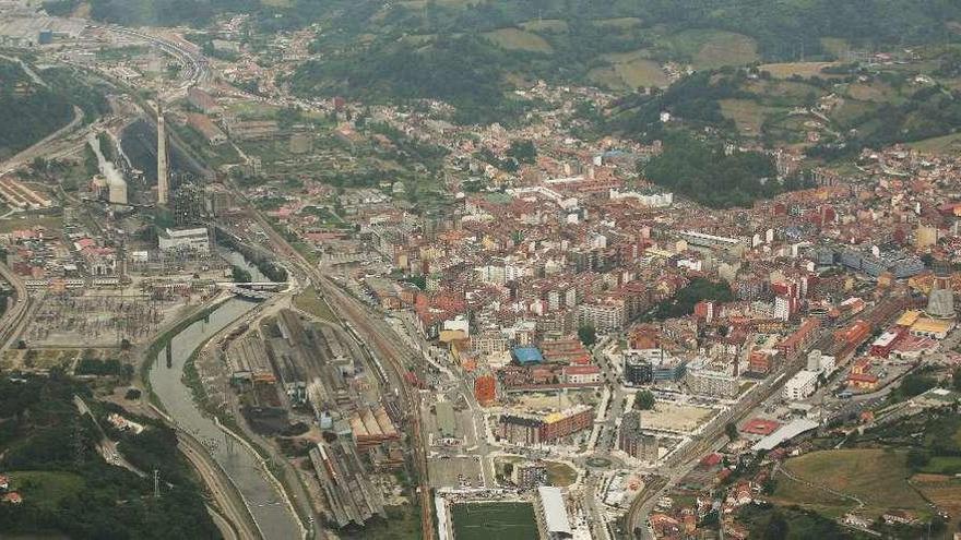 Panorámica de Langreo, con la franja industrial a la izquierda, junto al río, con Talleres del Conde y Felguera Melt en primer término.