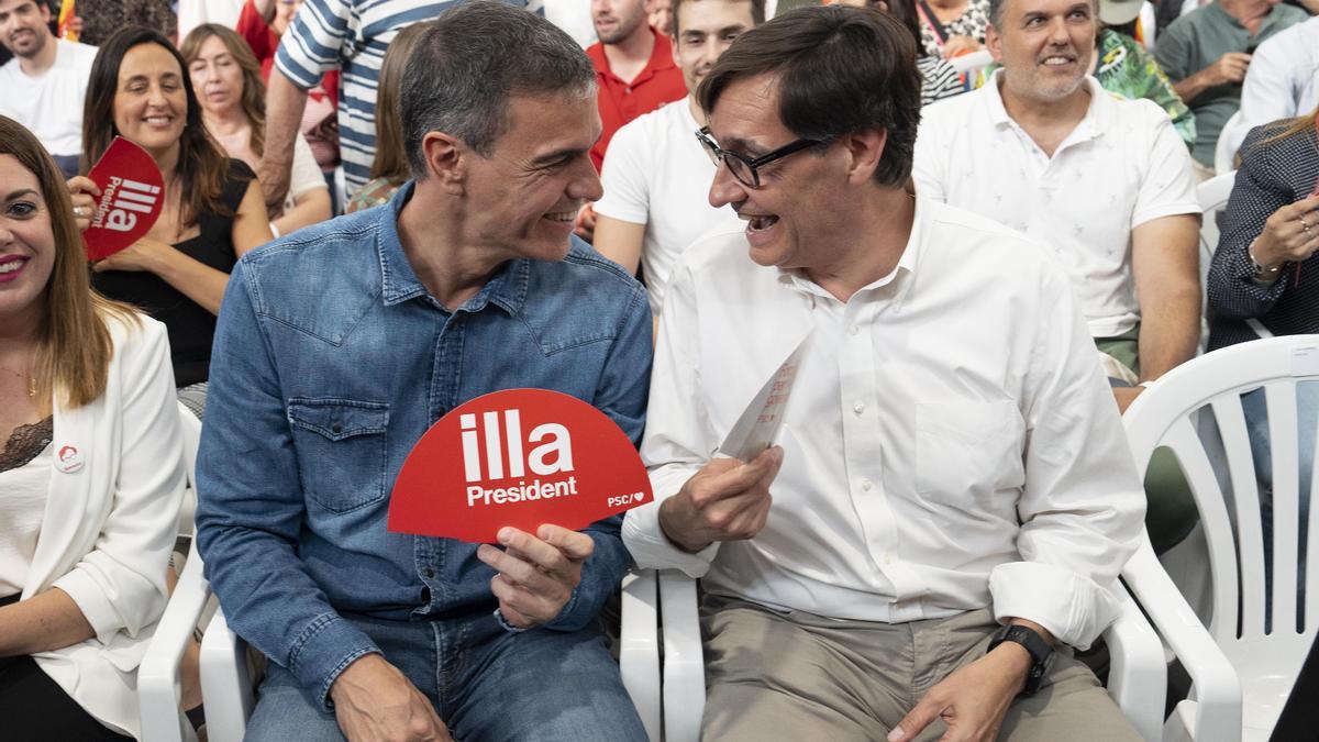 El presidente del Gobierno, Pedro Sánchez, y el líder del PSC, Salvador Illa, durante un acto de la campaña electoral.