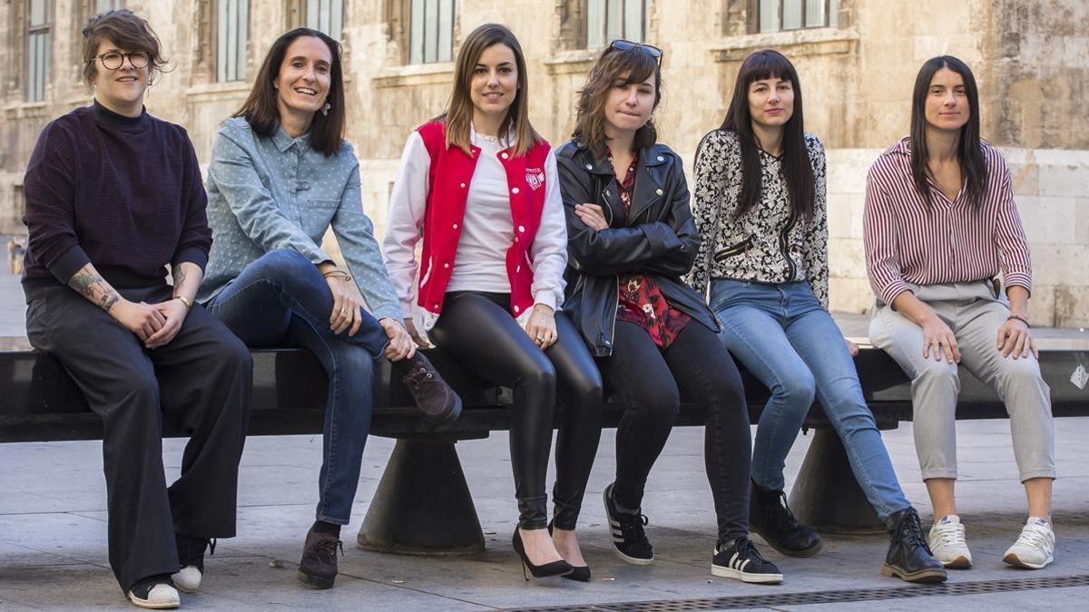 Claudia Reig (en el centro, con cazadora de cuero) y varias protagonistas del documental 'En la brecha'