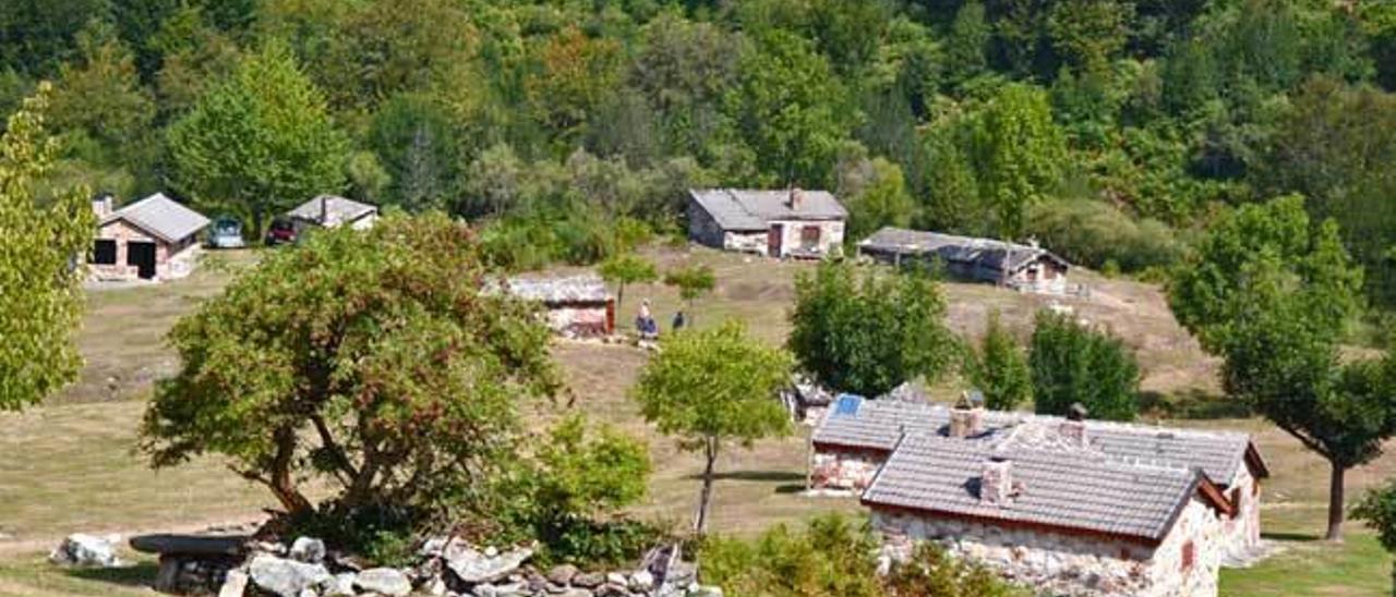 Cabañas de los vecinos y ganaderos junto al refugio.