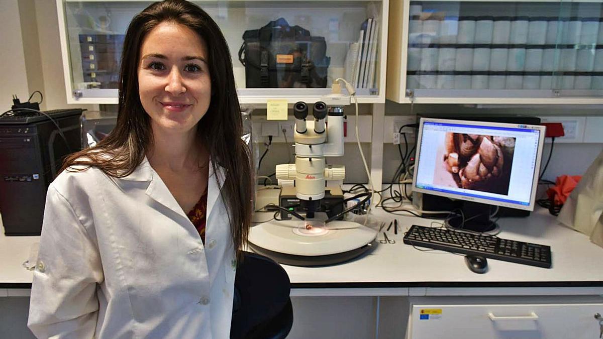 Alba Aguión Torrío, en el laboratorio de la UVigo.  