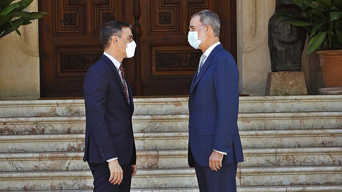 Sánchez i Felip VI parlen abans de l’inici de la reunió a Marivent. | EUROPA PRESS