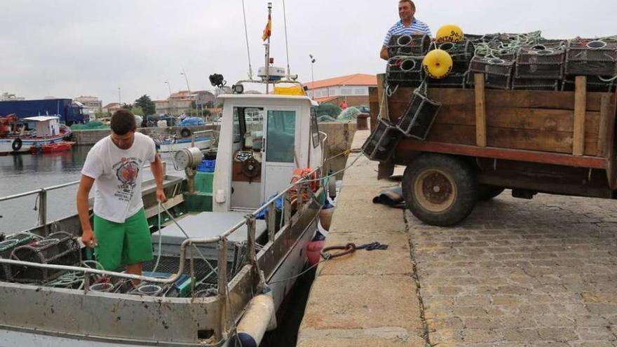 La preparación de las nasas en el puerto de O Grove, ayer. // Muñiz