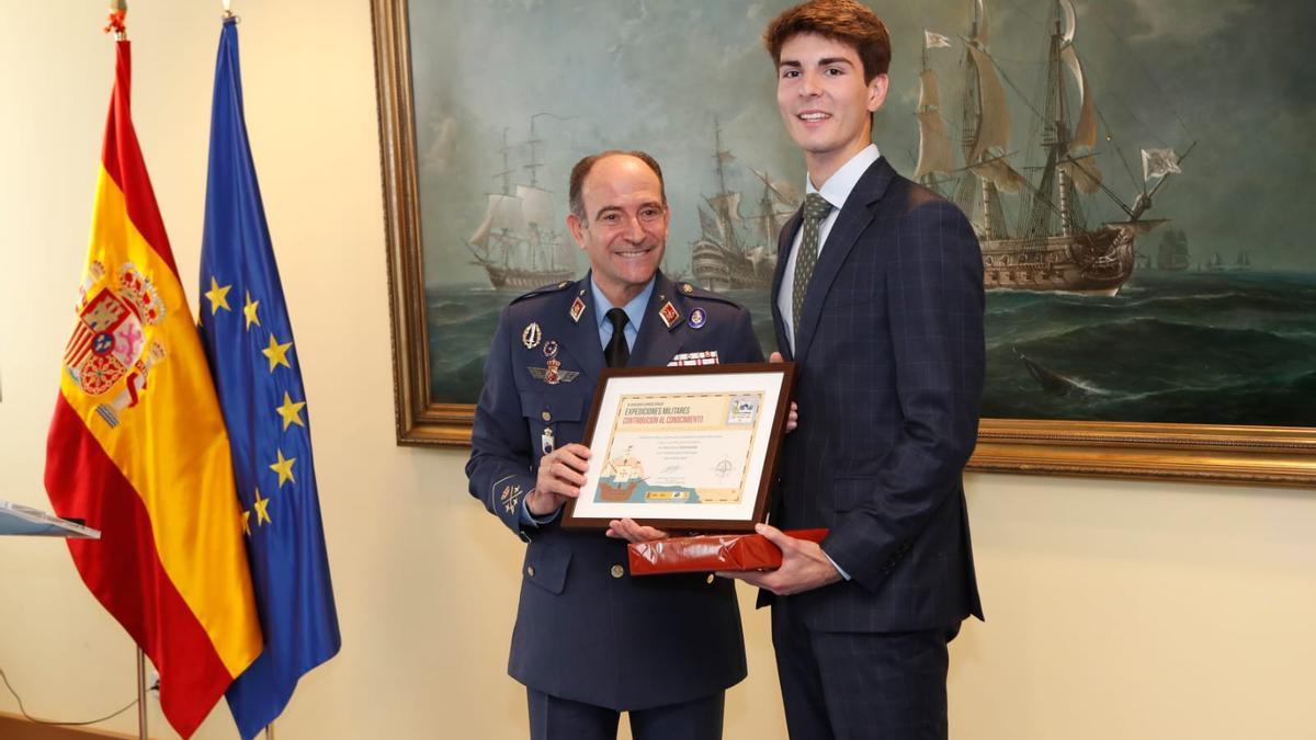 Juan Lluch recibe el premio de segundo finalista