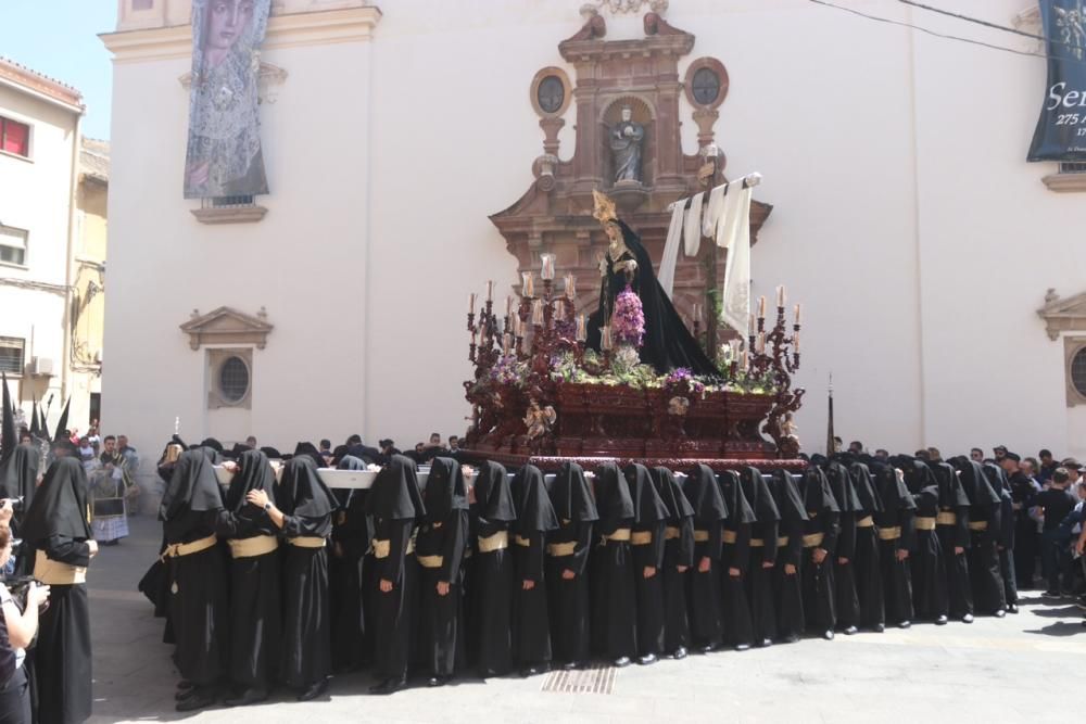 La Virgen de los Dolores en su Amparo y Misericordia, iniciando su recorrido por las calles de Málaga