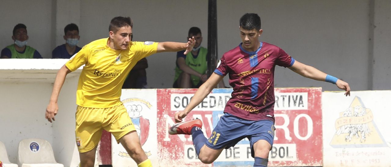 Nico Pandiani a golpear el balón ante Pedro, del Condal, durante el partido de ayer