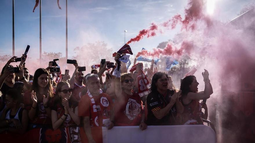 VÍDEO | Recibimiento al Casademont Zaragoza y ambiente en la Fan Zone de la Final Six