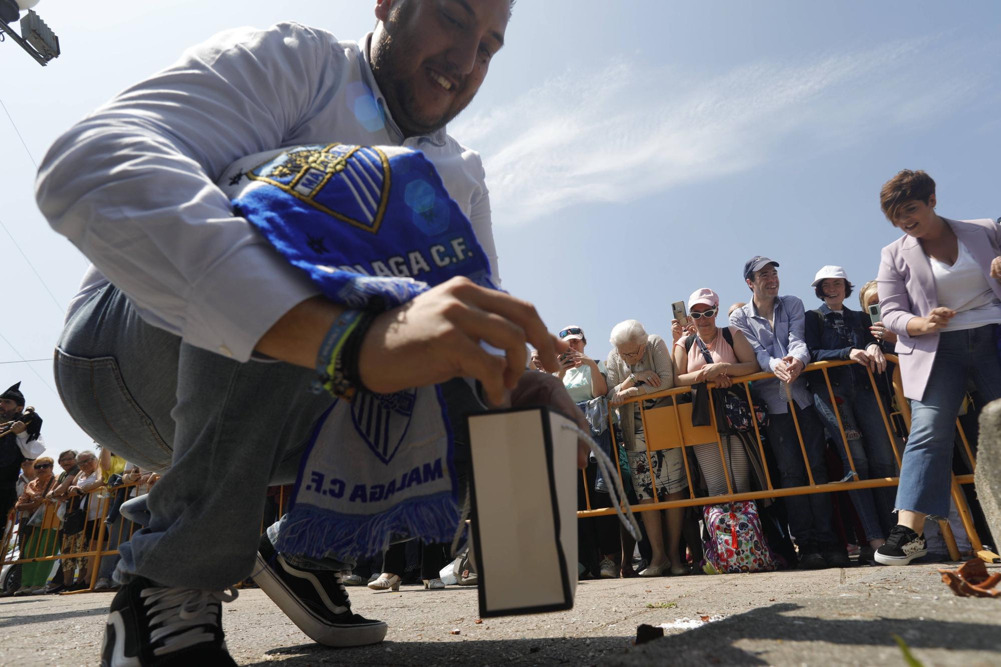 En imágenes: Tradicional rito del beso en la ermita de La Luz de Avilés