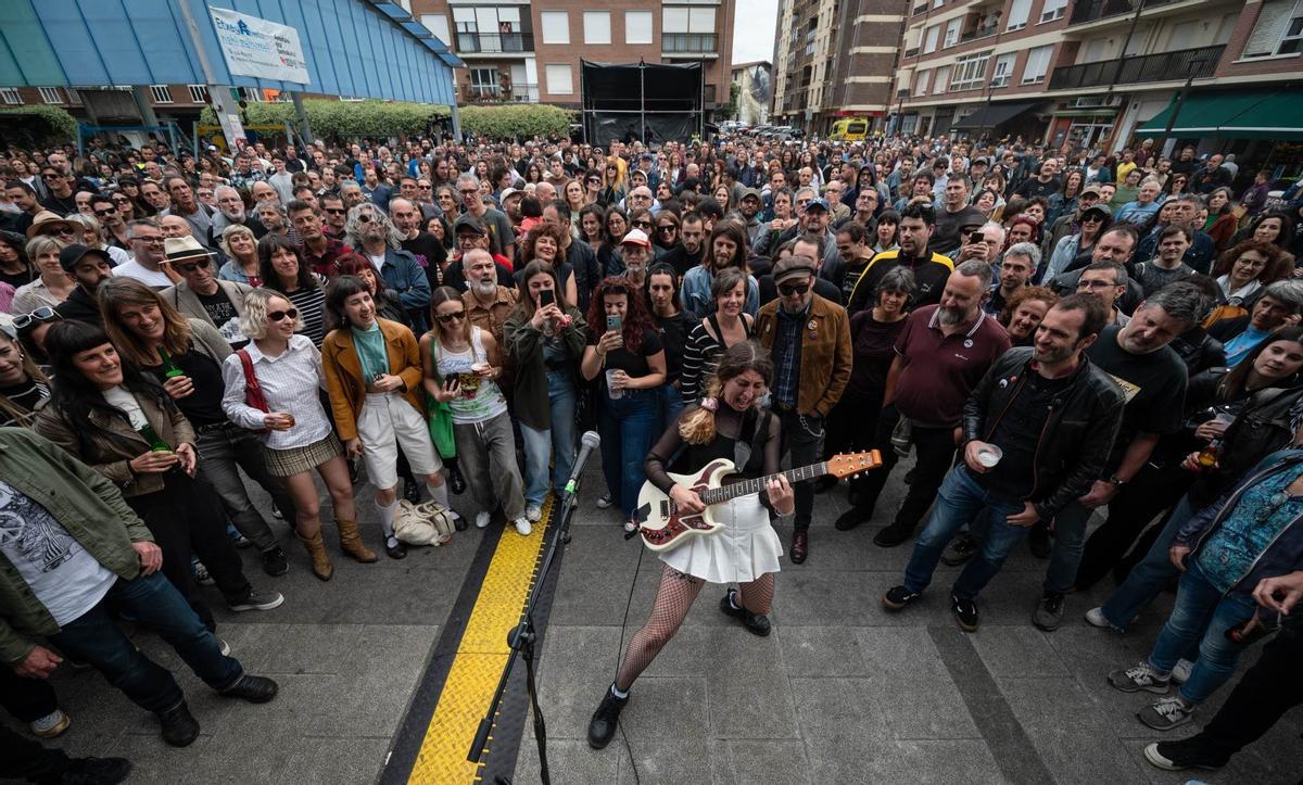 Ane, del dúo Pinpilinpussies, en el Andoaingo Rock Jaildaia, en 2024