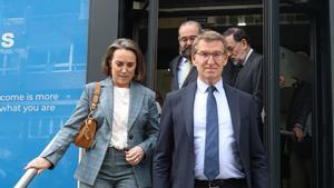 La secretaria general del PP, Cuca Gamarra, y el presidente del PP, Alberto Núñez Feijóo, a su salida tras la inauguración de la jornada homenaje ‘In memoriam’ a Eugenio Nasarre, en la Universidad CEU San Pablo, a 18 de marzo de 2024, en Madrid (España).