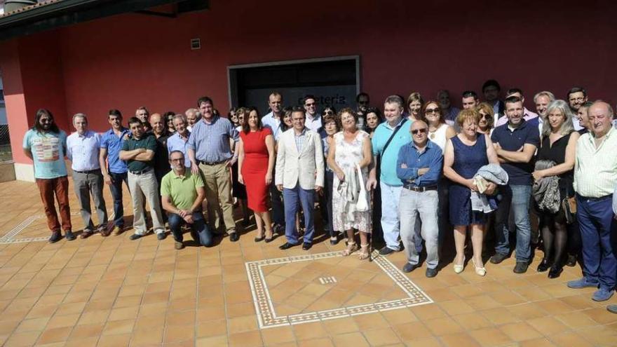 Medio centenar de personas participó en el homenaje a Manuel Vázquez. // Noé Parga