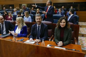 Ayuso ve a Sánchez acorralado por corrupción y le acusa de destrozar la democracia