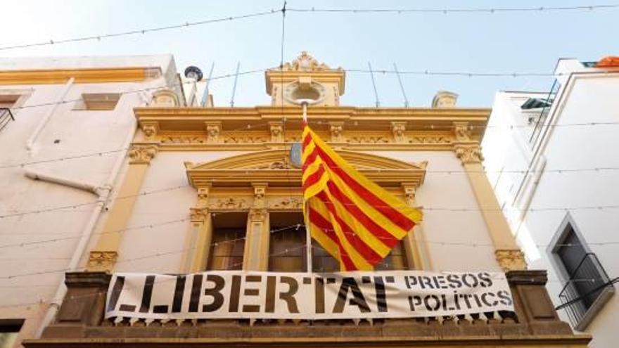 L&#039;Ajuntament de Palamós, on només hi ha la Senyera hissada el 27 d&#039;octubre, quan el Parlament català va proclamar la República de Catalunya.