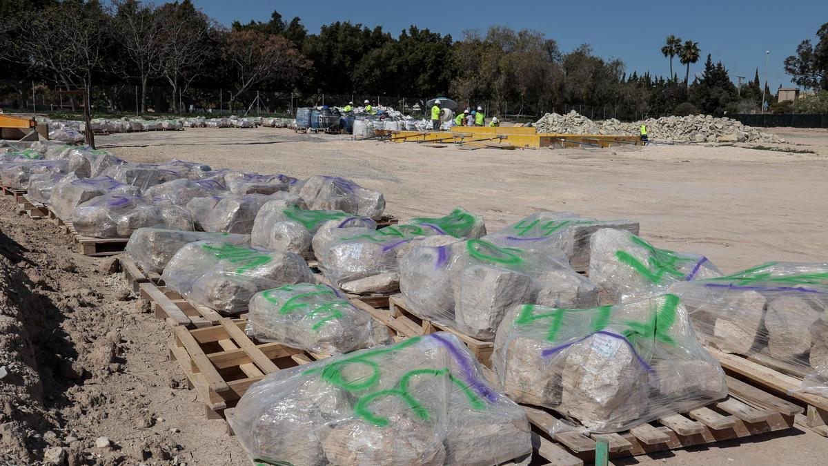 Las piedras de Torre Placia, embolsadas, en su nueva ubicación.