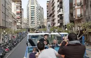 Un videoclip a bordo del Turibús de Alicante