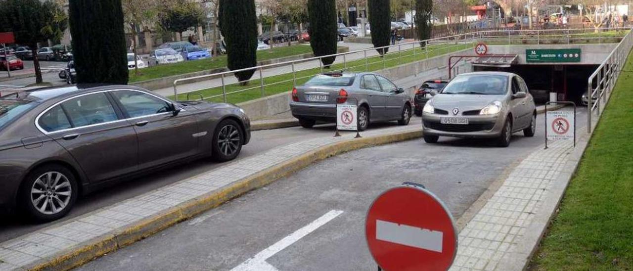 Varios automóviles entrando y saliendo del acceso superior del Parking Barcelos. // Rafa Vázquez