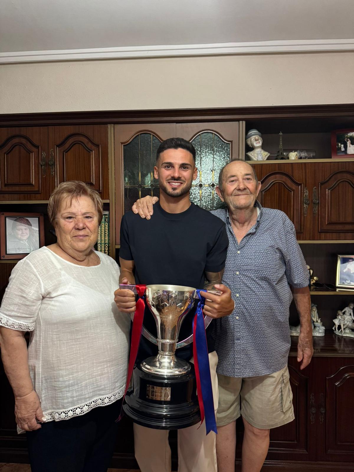 Sergio Lozano, festejando el éxito con los suyos