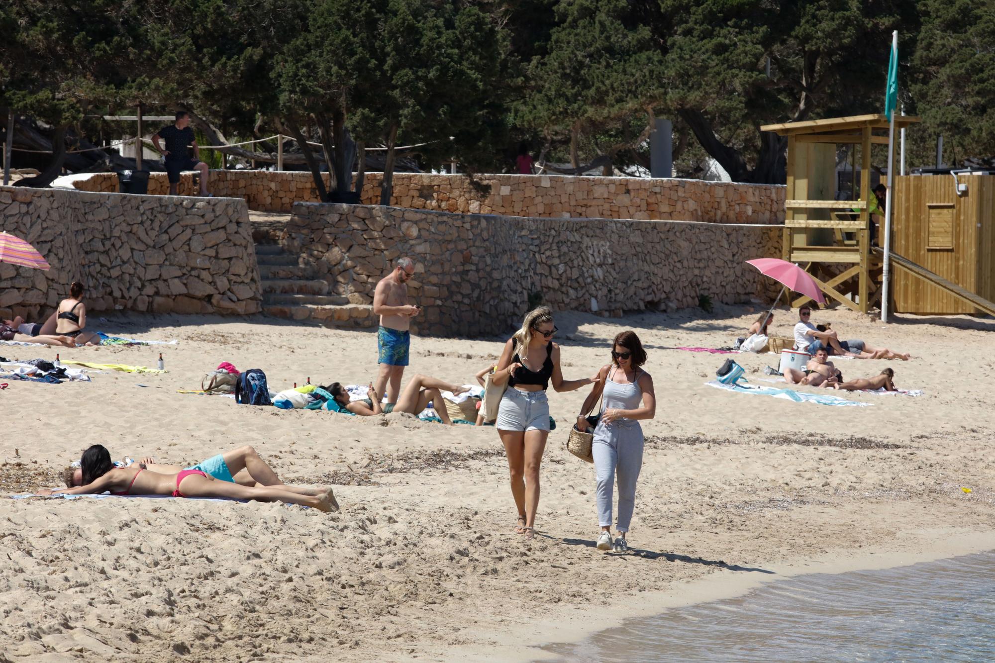 Temperaturas veraniegas y playas llenas en Ibiza