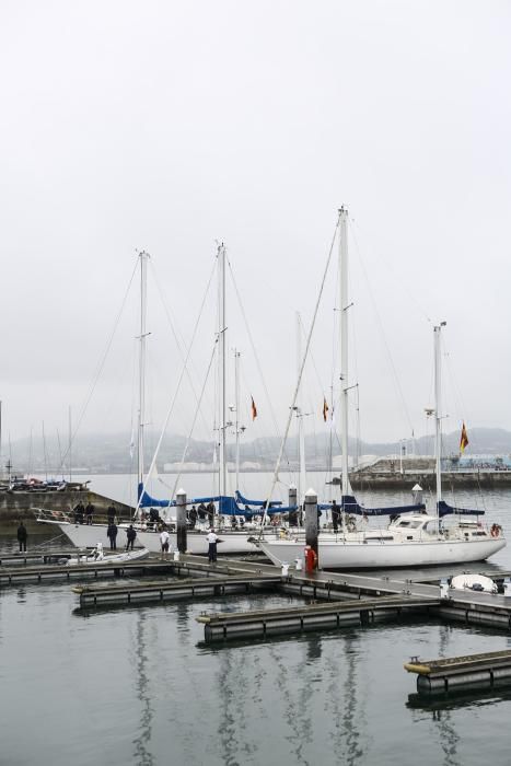 Llegada de tres goletas de la Armada Española y de un barco de la escuela de la Marina Portuguesa a la bahía de Gijón