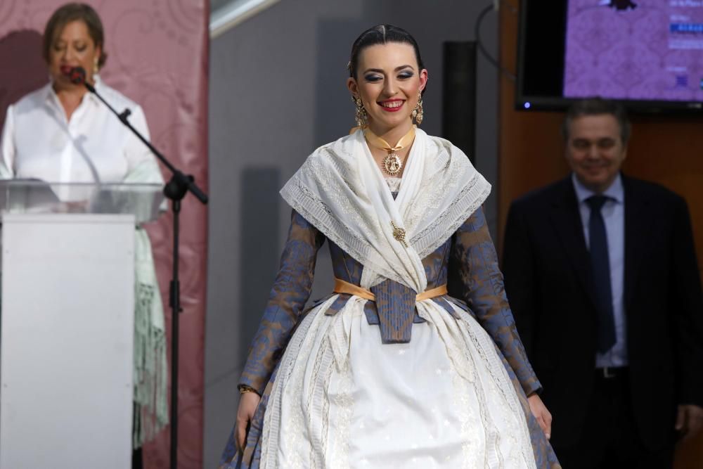 Desfile benéfico de indumentaria valenciana de Albaes en Nuevo Centro