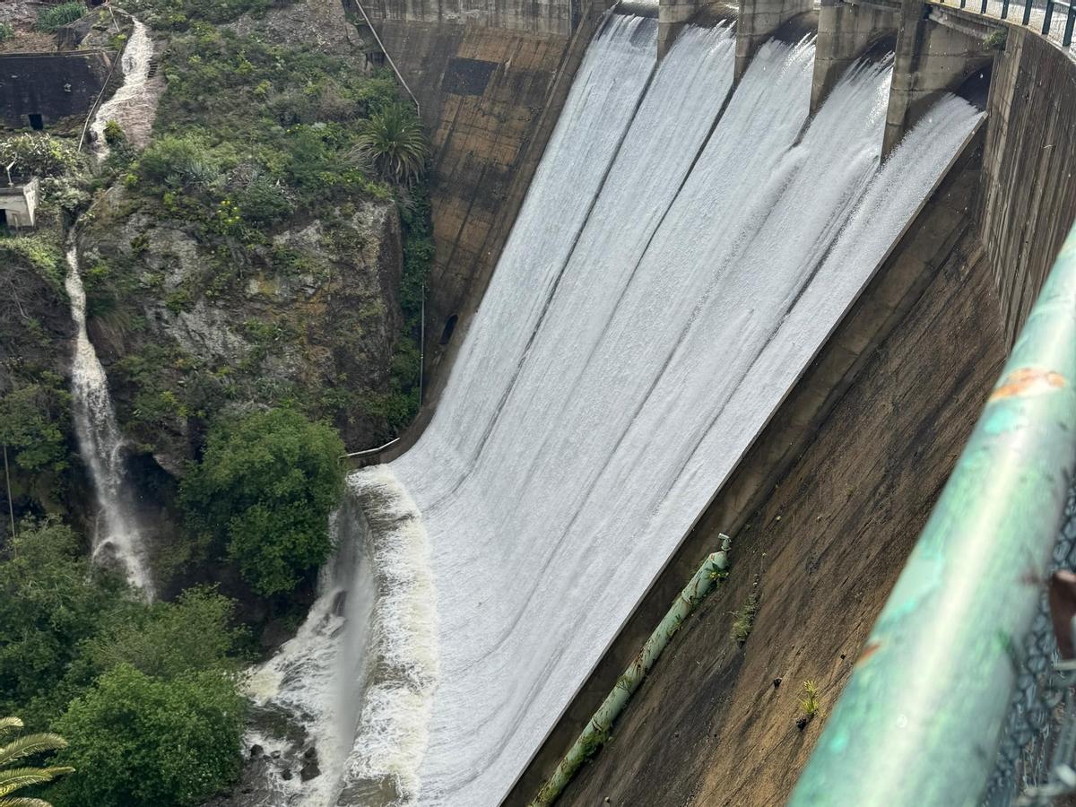 Así baja el agua por la presa de La Encantadora de Vallehermoso, en La Gomera