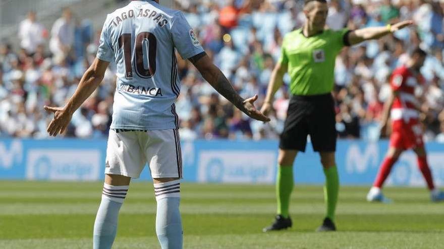 Aspas protesta una decisión del árbitro (arriba). A la izquierda, Aidoo y Aspas pugnan por el balón contra cuatro jugadores del Granada. // Ricardo Grobas