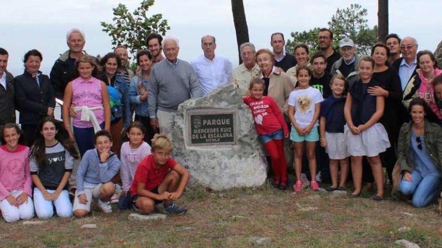 Familiares de Mercedes Ruiz de la Escalera, alcalde y ediles, ayer, junto a la nueva placa.