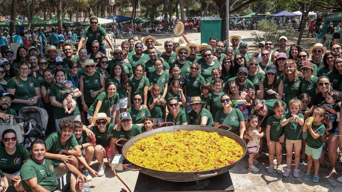 Mientras la ciudad sigue con su ritmo cotidiano, ellas continúan trabajando: planifican actividades, preparan actos, buscan recursos, reparten responsabilidades y organizan encuentros que mantienen vivo el calendario festero.