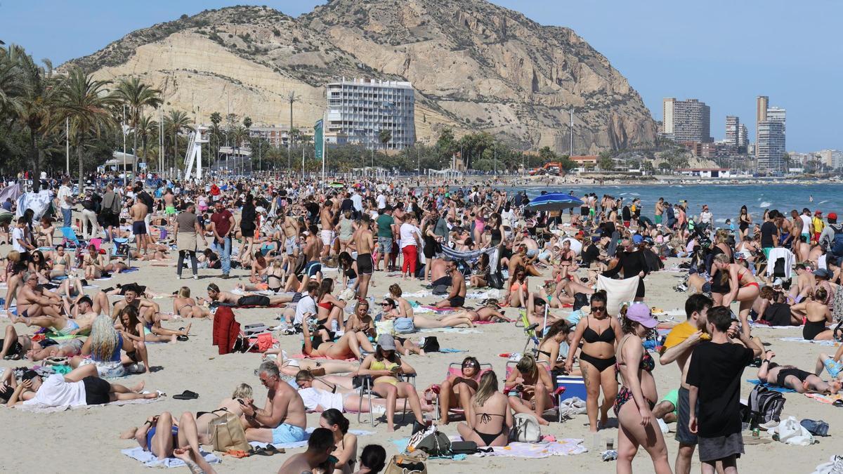 La playa del Postiguet de Alicante, abarrotada este Jueves Santo